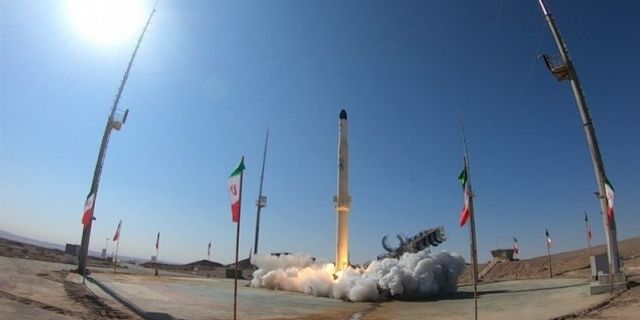 İran Devrim Muhafızları uzaya roket fırlatmaya hazırlanıyor