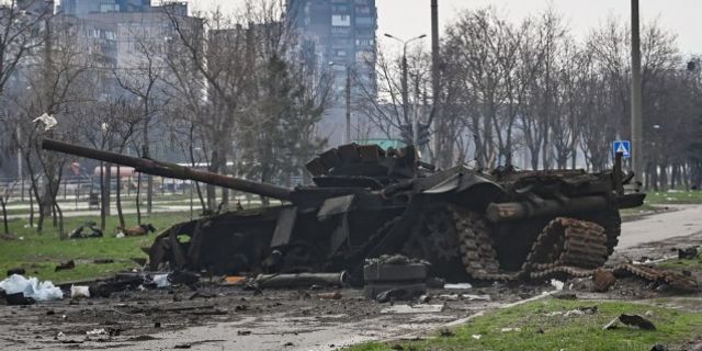 Ele geçirilen Rus silahları Kiev meydanında
