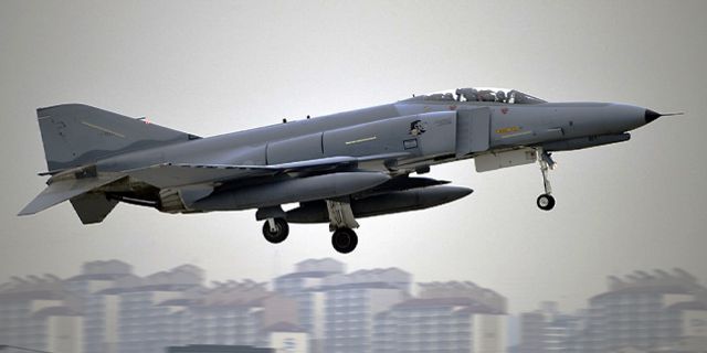 Güney Kore’de F-4E avcı uçağı kazası