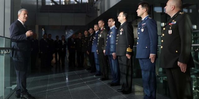 Hulusi Akar'dan Brüksel'deki Türk askerlerine anlamlı ziyaret
