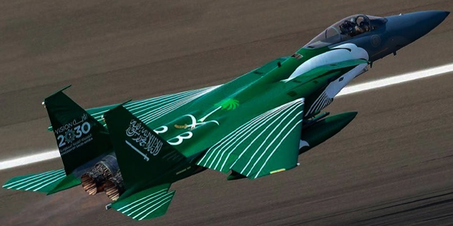 Suudi Arabistan'da F-15 savaş uçağı düştü