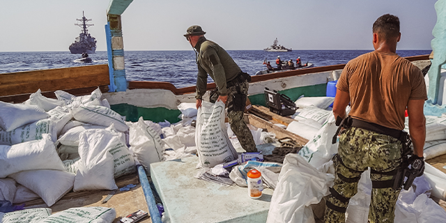 Yemen'e patlayıcı taşıyan tekne Umman Körfezi'nde ele geçirildi