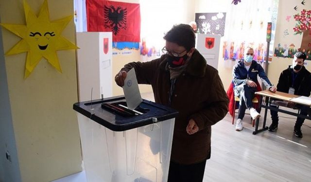 Arnavutluk'ta halk genel seçim için sandık başında