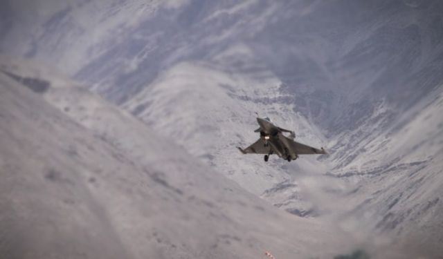Hint Rafale savaş uçakları Ladakh semalarında görüntülendi
