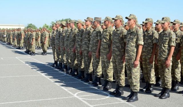 Azerbaycan askerleri komando eğitimi için yola çıktı