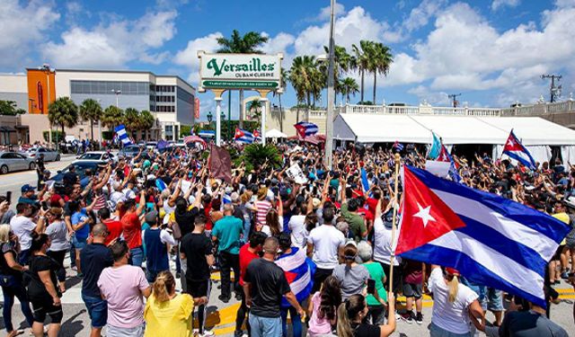 Küba'da protestocular ABD bayrakları ile yürüdü