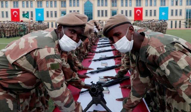 Türkiye'nin eğittiği Somalili komandolar göreve başladı