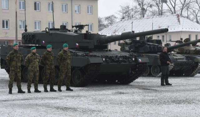 Çekya ordusu Leopard 2A4 tanklarını teslim aldı