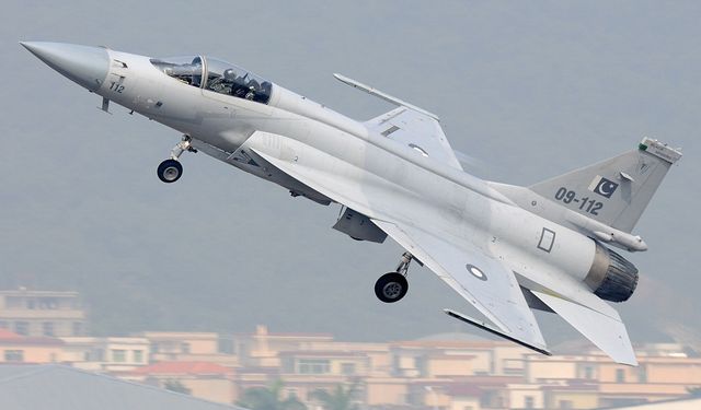 Irak'tan JF-17 savaş uçağı alımına onay